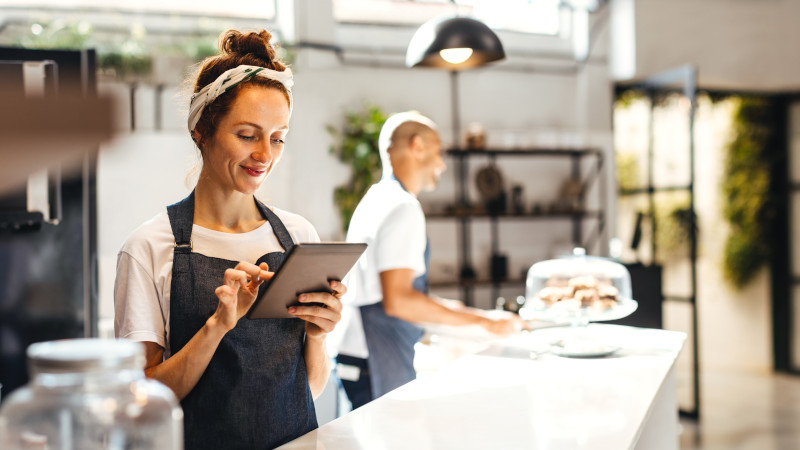 Café-Mitarbeiterin am Tablet