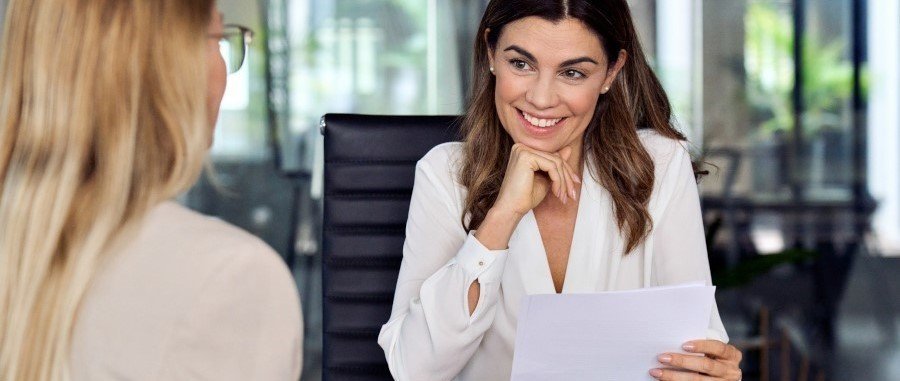 HR-Interim-Managerin führt ein Vorstellungsgespräch mit einer Kandidatin.