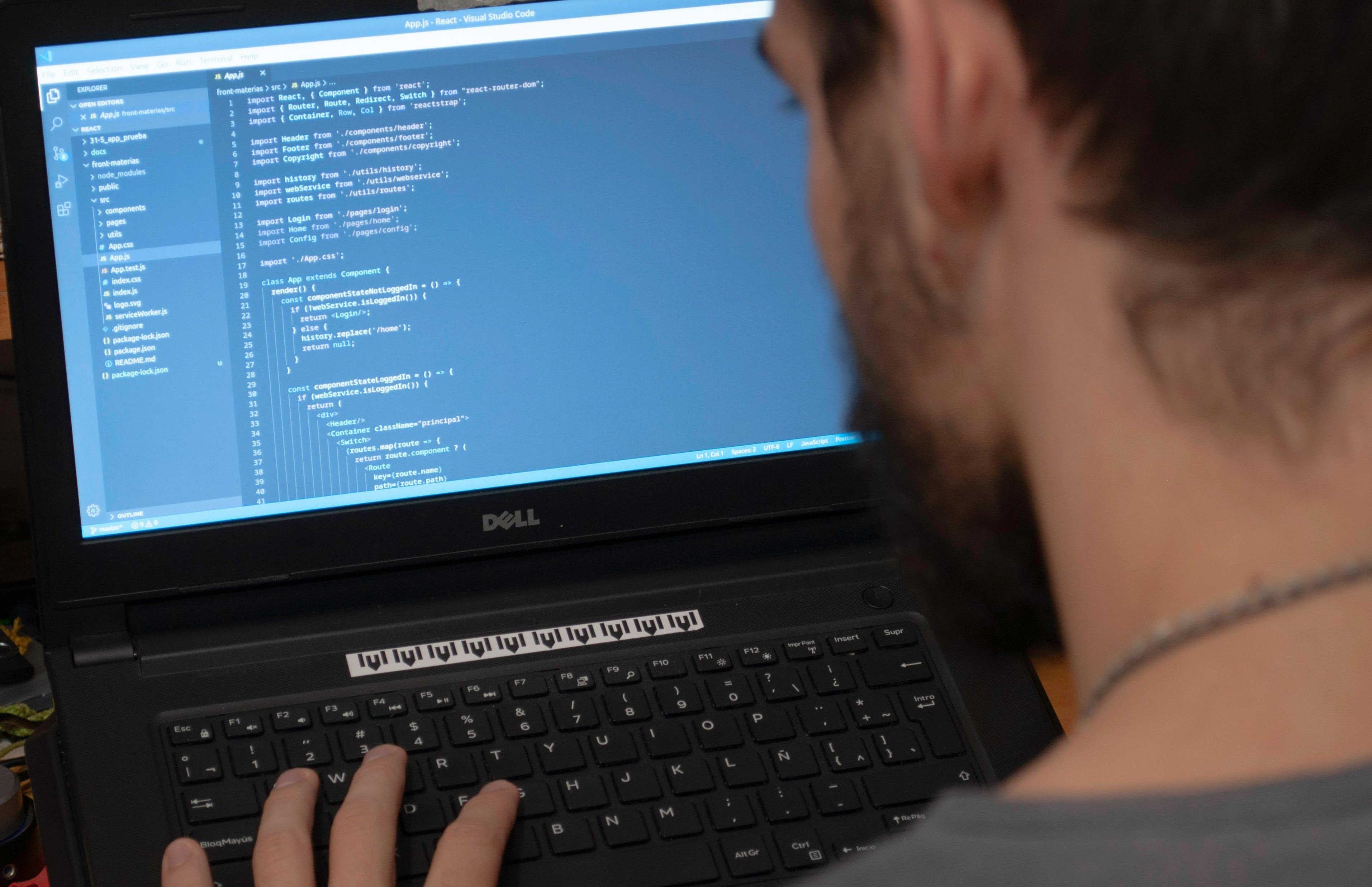 Ein Softwaretester prüft den Quellcode einer Anwendung.