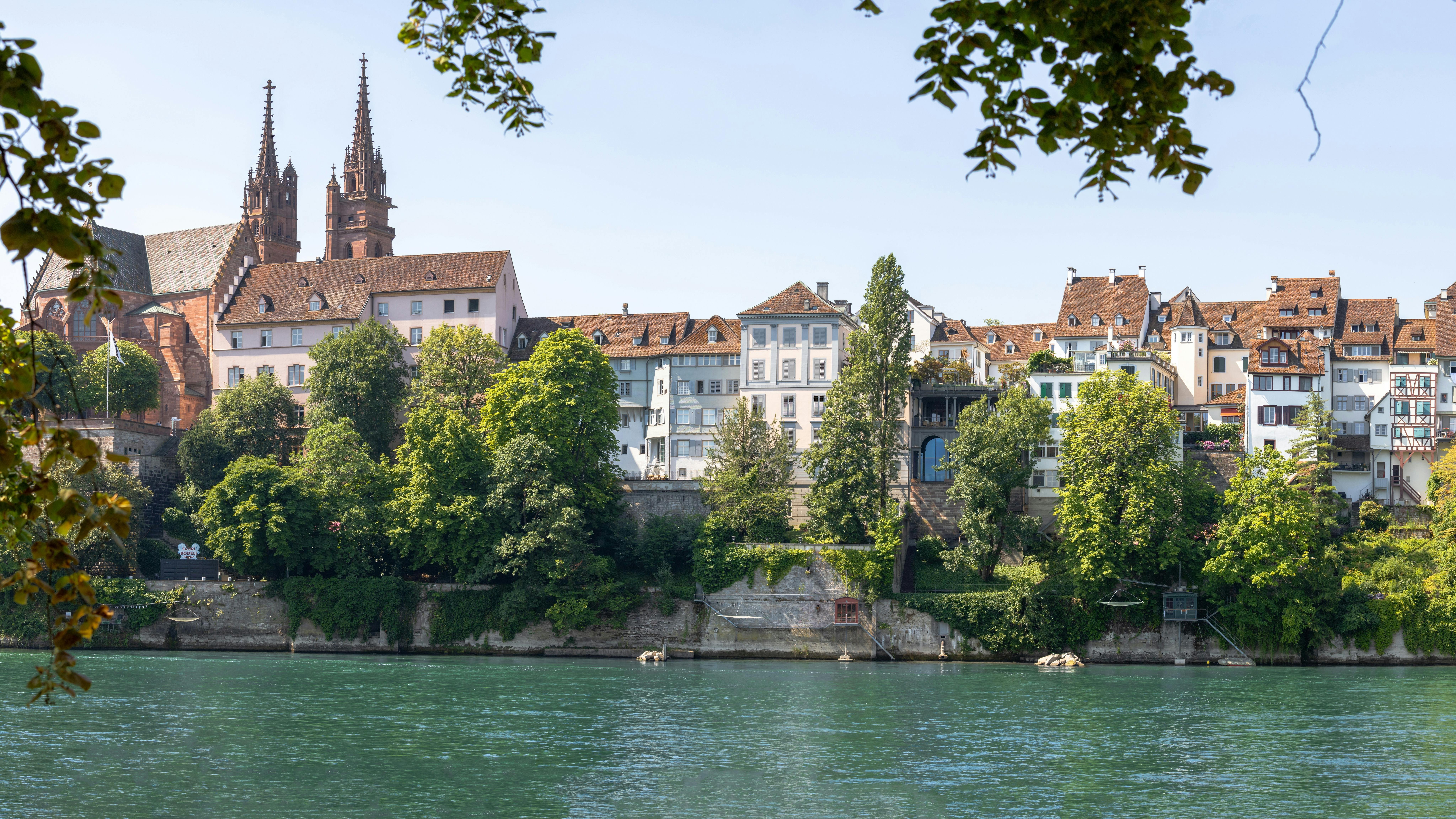 Foto von Basel: Verschiedene Gebäude und das Basler Münster im Hintergrund