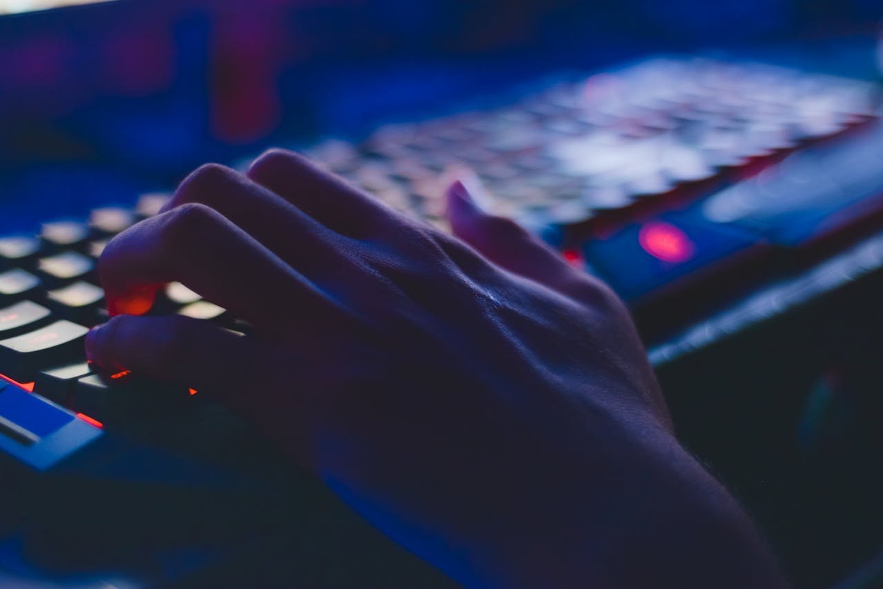 Dunkle Nahaufnahme einer Tastatur
