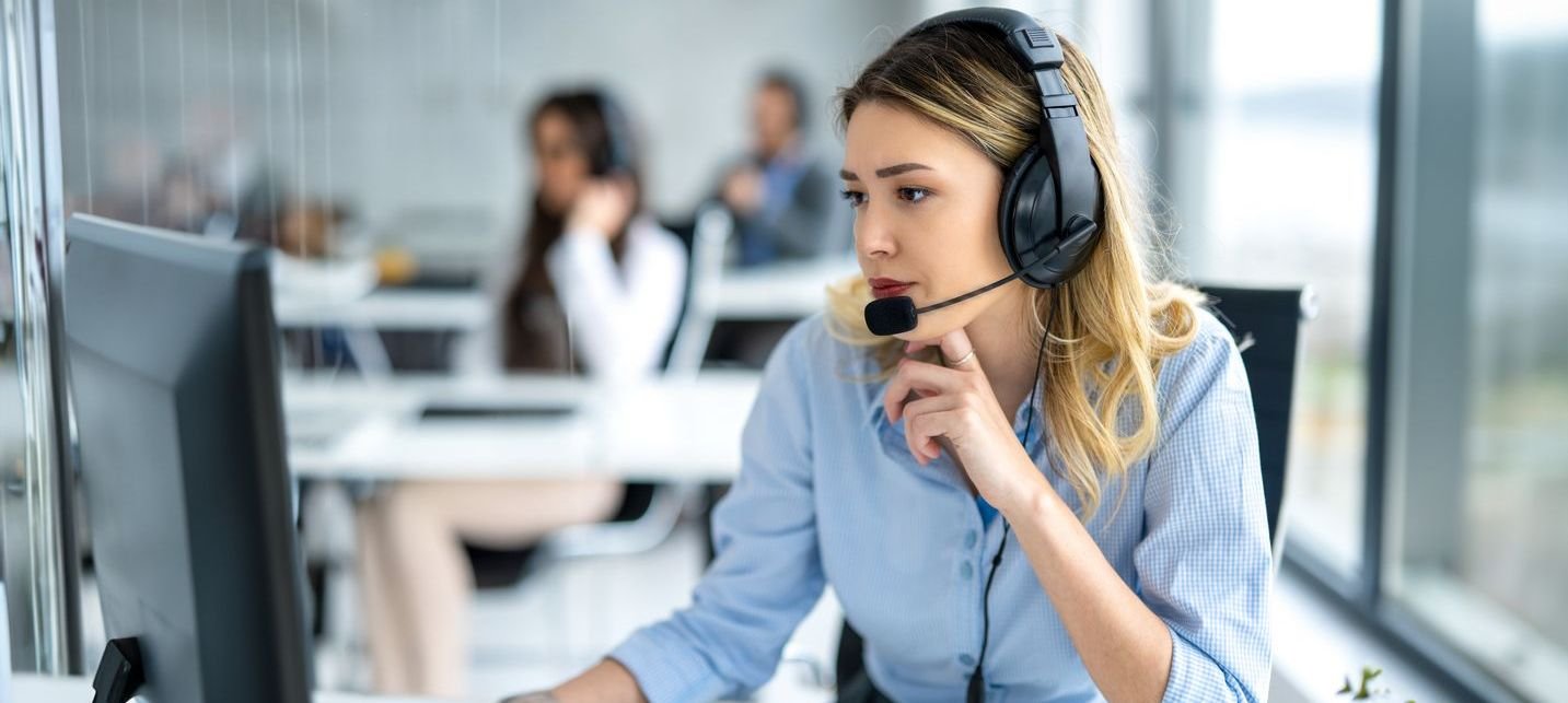 Aufnahme einer Frau, die in einem Büro arbeitet