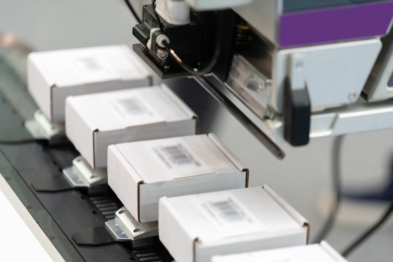 Ein Barcode-Drucker druckt automatisch Barcodes auf Verpackungen.