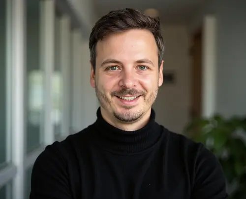 Porträtbild von Mike Burkart