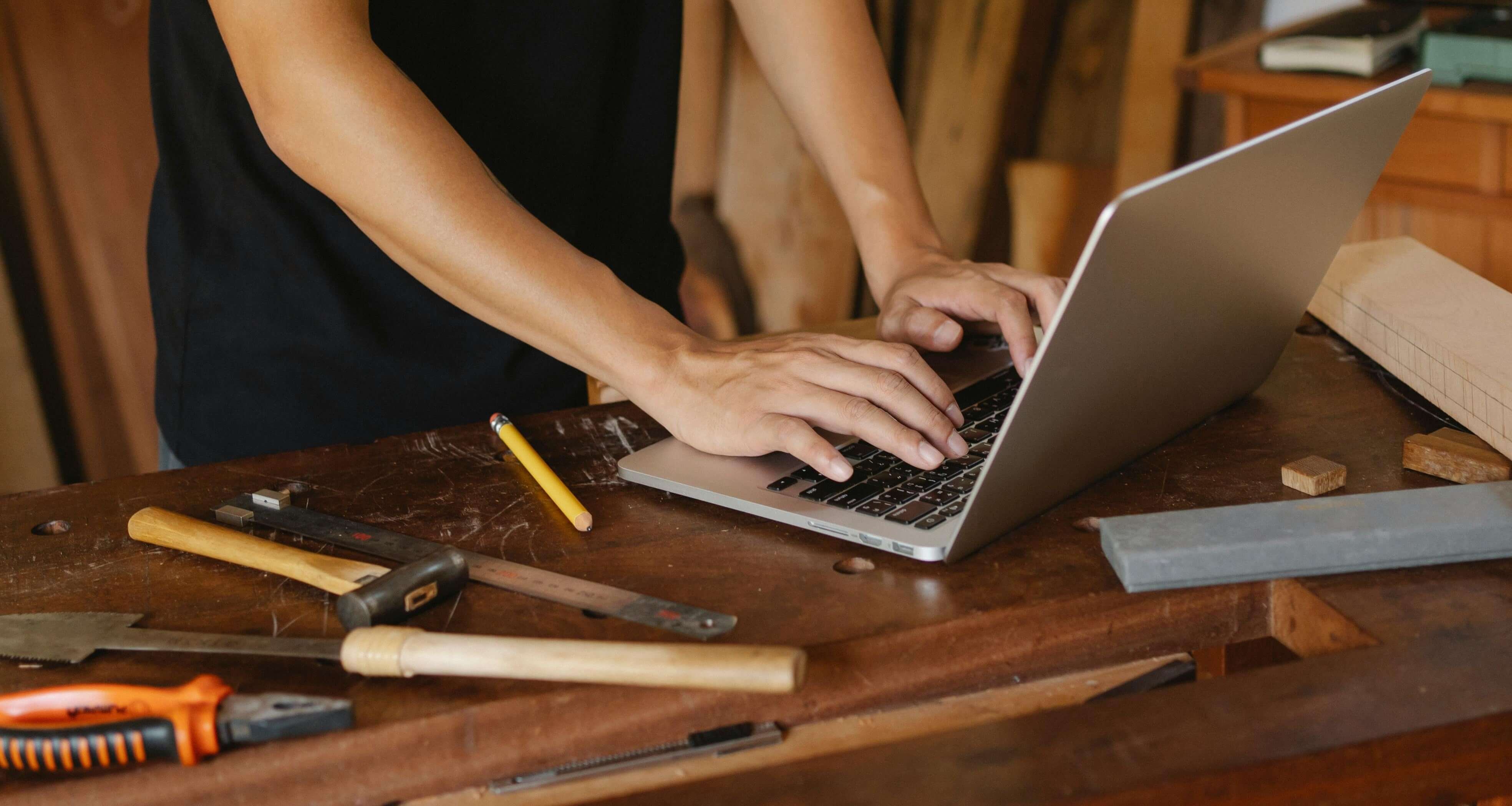 Nahaufnahme eines Handwerkers am Laptop
